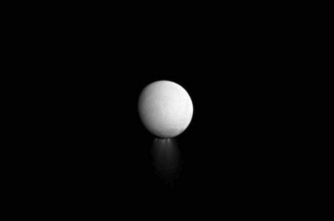 Спутник Сатурна Энцелад может оказаться огромным космическим кораблем