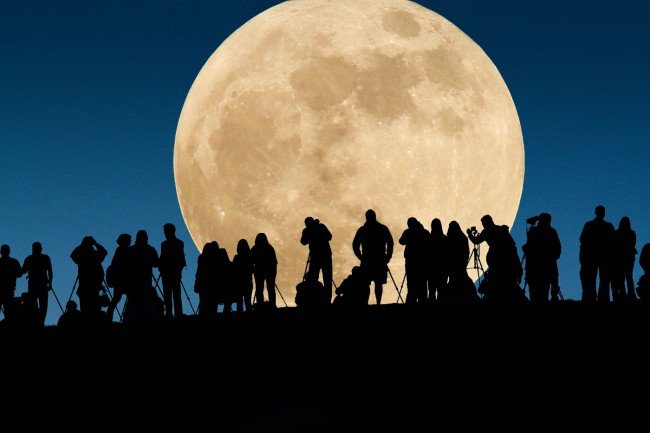 В эти выходные жители Земли смогут увидеть на небе гигантскую супер-Луну