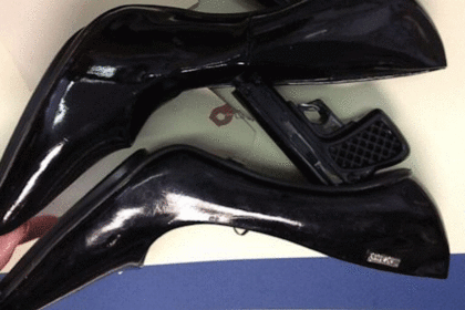 В аэропорту Нью-Йорка женщине пришлось отдать полиции свои туфли-пистолеты