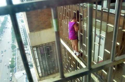 Маленькая девочка, рискуя жизнью, вылезла из окна высотки, чтобы отыскать р ...
