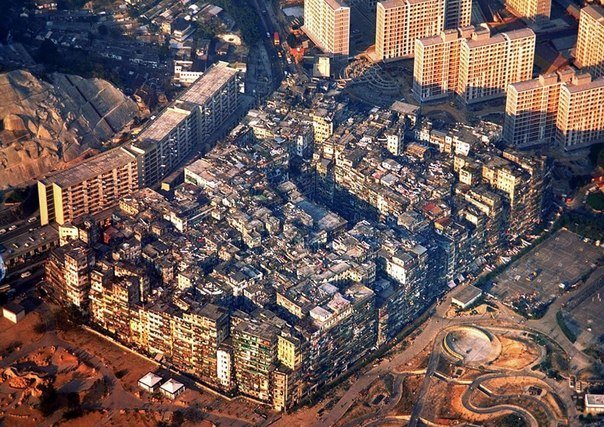 Коулун (Kowloon Walled City) - гонконгский муравейник (фото)