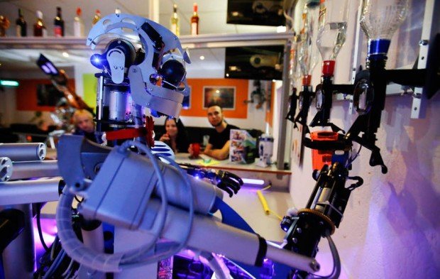 Бармены-роботы заменяют людей в Германии (фото + видео)