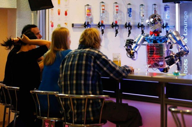 Бармены-роботы заменяют людей в Германии (фото + видео)