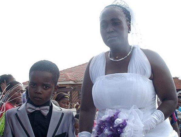 Восьмилетний ребёнок по требованию деда женился на пенсионерке (фото)