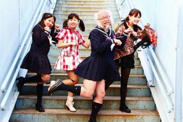 Японский пенсионер шокировал общественность, облачившись в женскую школьную форму