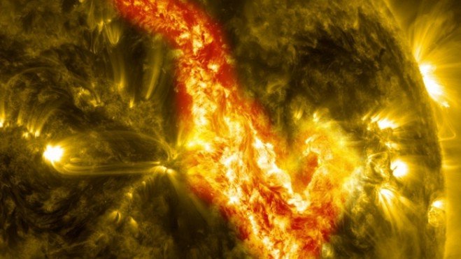 NASA нашло на Солнце огромный огненный каньон (видео)