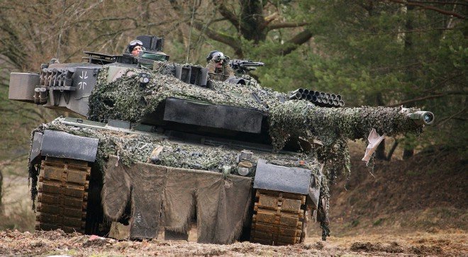 Экстренное торможение танка Leopard немецких войск стало хитом интернета