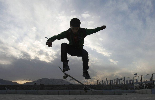 Двухлетний ребенок катается на скейтборде